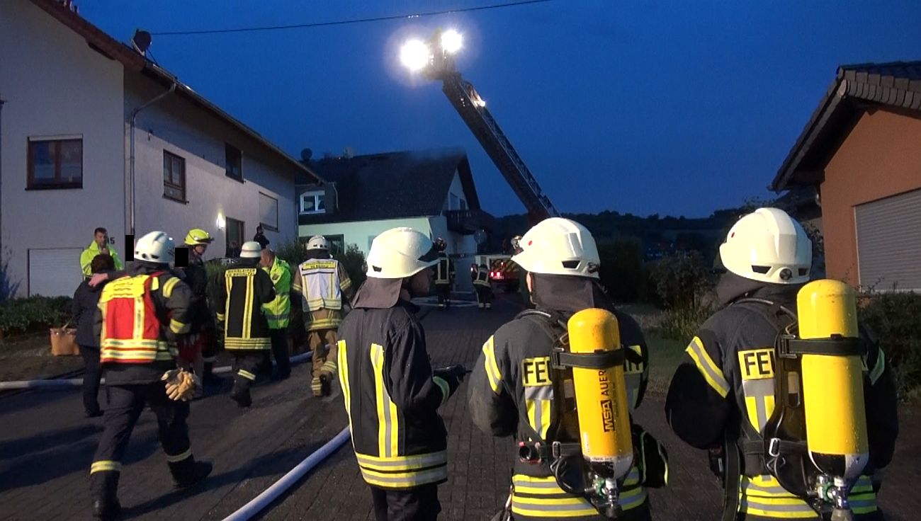 Starkes Gewitter setzt Dachstühle in Oberzissen und Lantershofen in Brand Unwetter sorgte für einige Einsätze