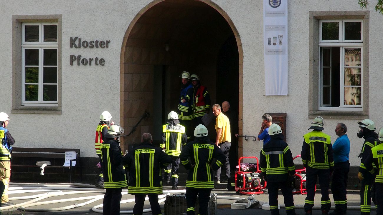 Zimmerbrand im Kloster Maria Laach sorgt für großen Feuerwehreinsatz Ventilator fängt unter dem Dach Feuer