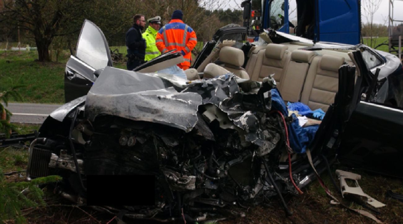 Autofahrer stirbt nach Crash mit einem LKW 2 Verletzte und 1 Toter