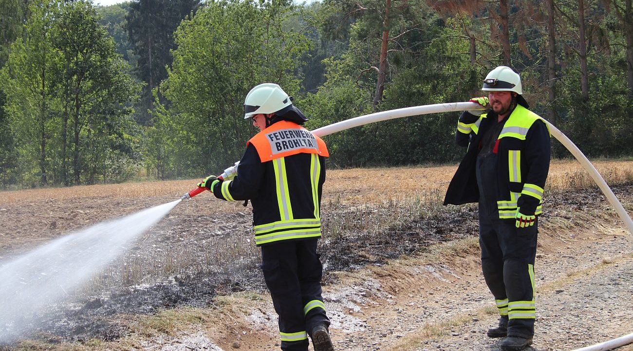 Acker steht bei Königsfeld in Vollbrand Großer Feuerwehreinsatz