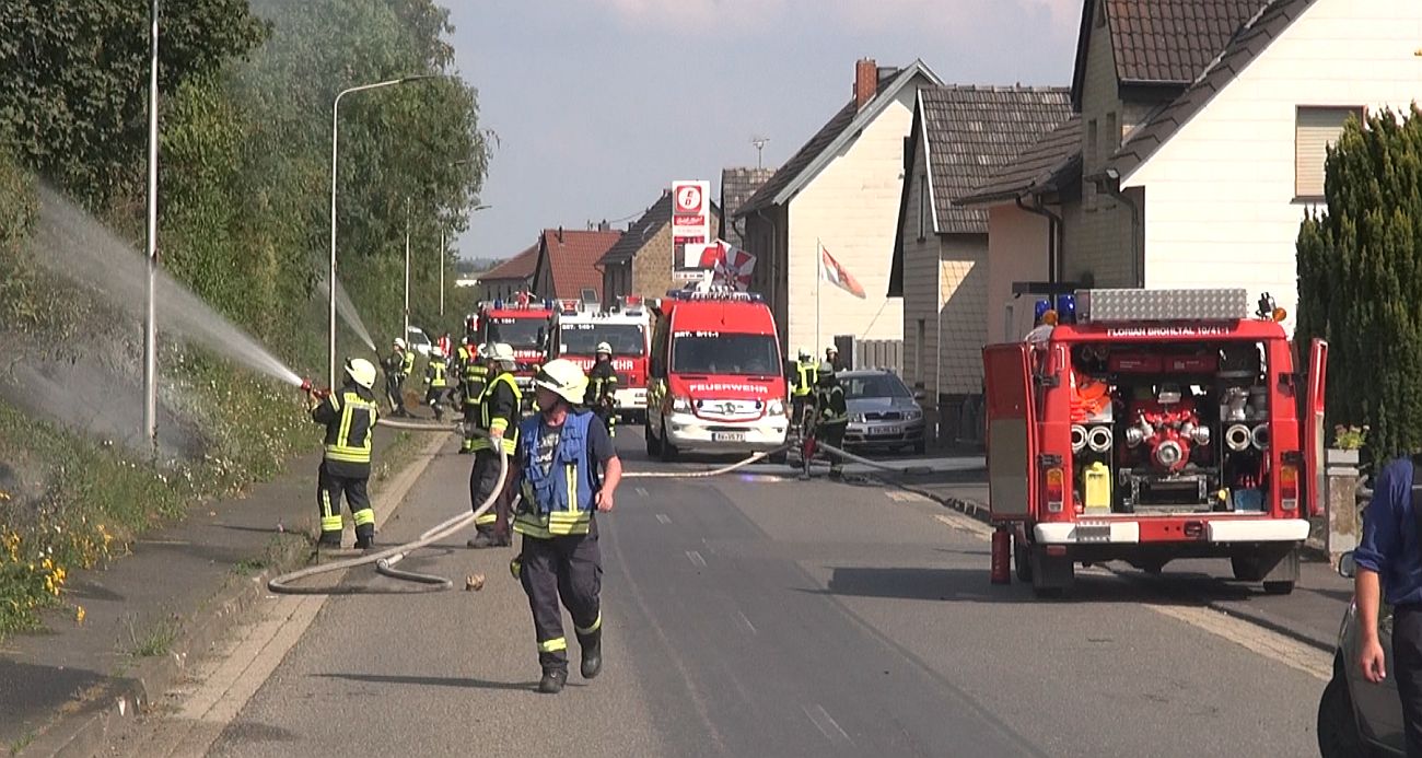 Plötzlicher Böschungsbrand an der Brohltalstraße sorgt für Feuerwehreinsatz Gebäude waren in Gefahr