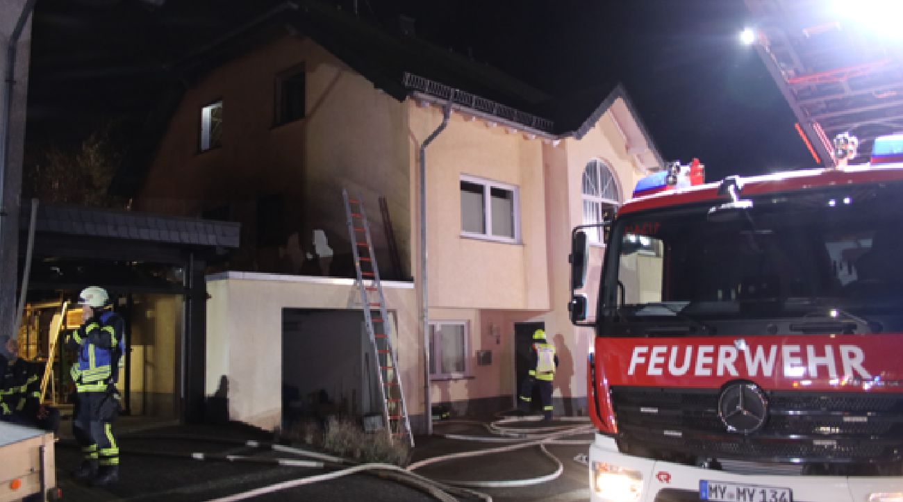 Wohnhaus nach Brand unbewohnbar Großeinsatz der Feuerwehr