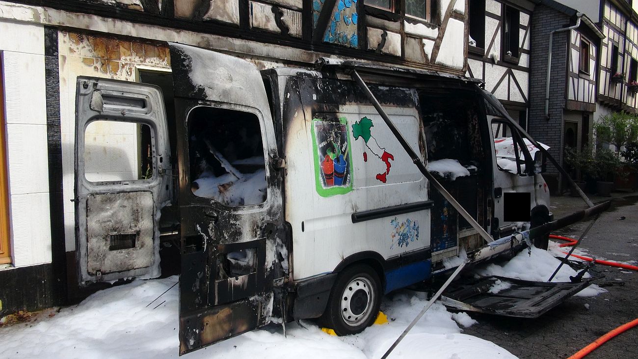Brennender Eiswagen beschädigt mehrere Häuser Feuer statt Eis