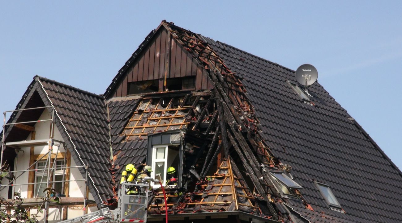 Dachstuhl fängt bei Renovierungsarbeiten Feuer Wohnhausbrand
