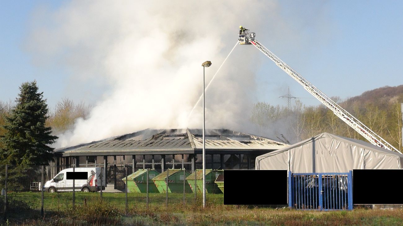 Firmenhalle niedergebrannt Großeinsatz der Feuerwehren