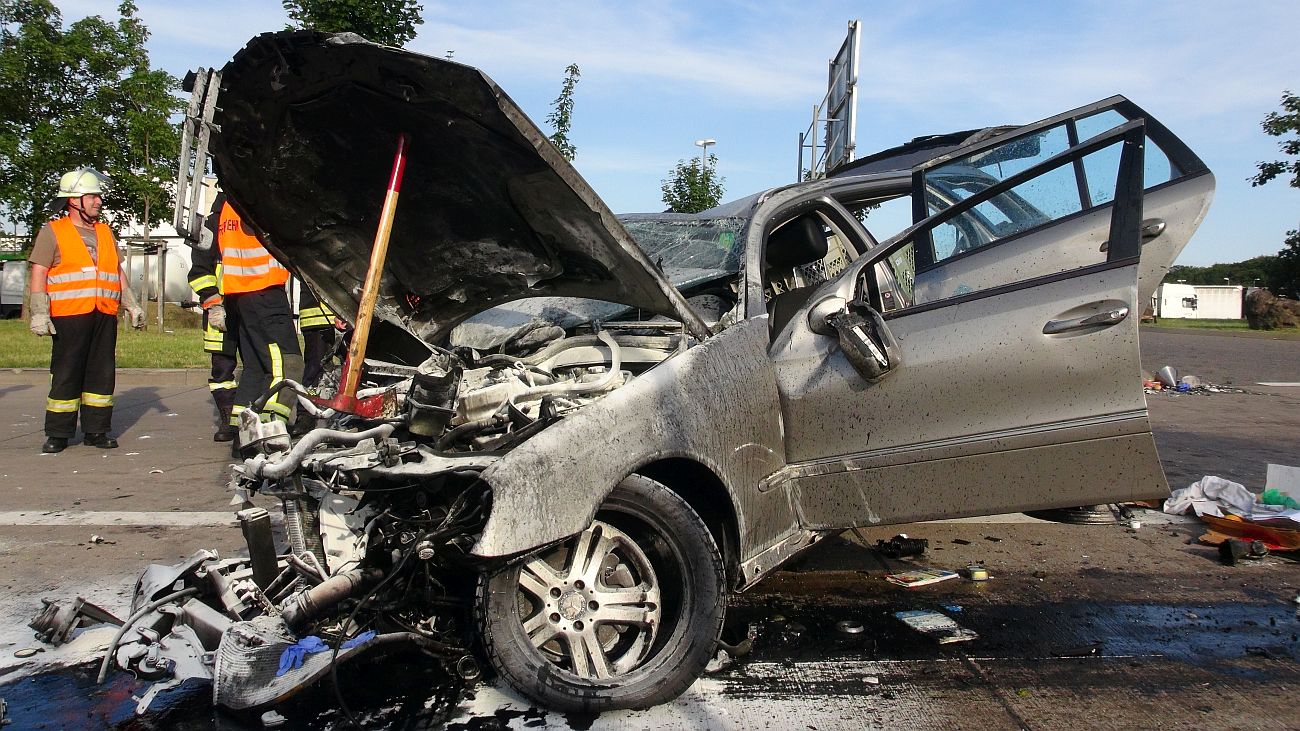 Auto rast mit 200 km/h auf Brohltal-Ost und überschlägt sich 2 Schwerverletzte