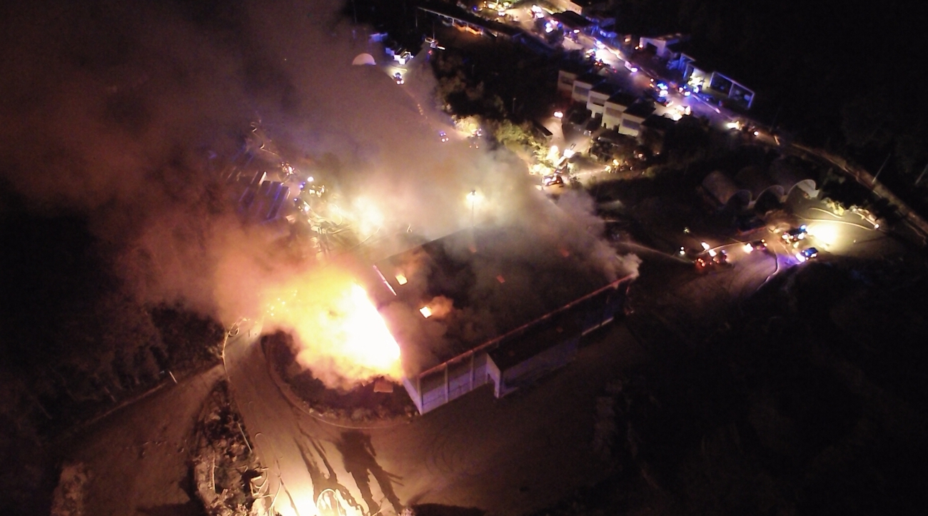 Industriebrand auf AWZ Niederzissen sorgt für großen Feuerwehreinsatz 500 Tonnen Müll in Flammen