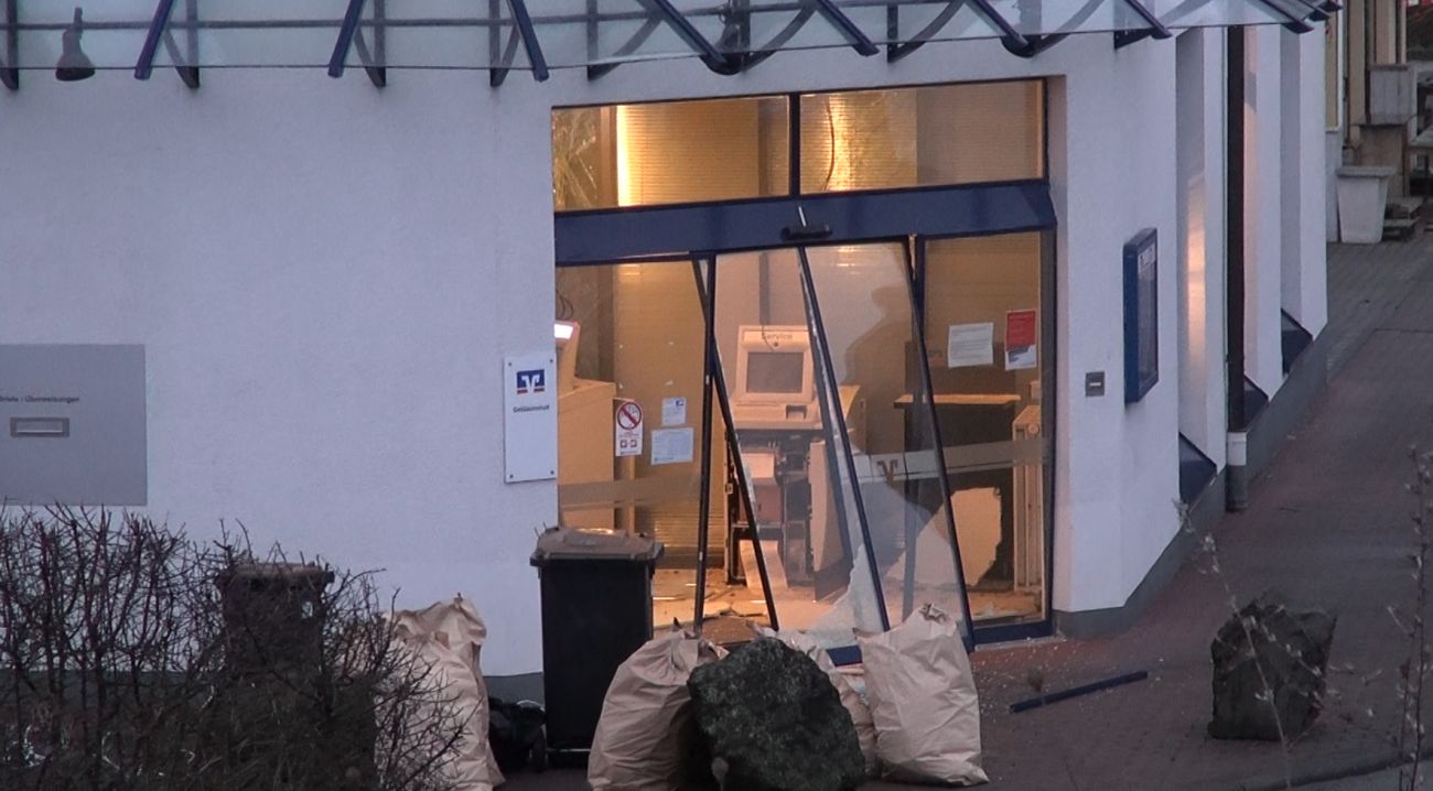 Unbekannte Täter sprengen Geldautomat der Niederzissener Volksbank Sprengstoff kontrolliert gesprengt