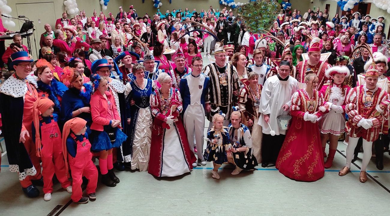 Johannes Bell erscheint bei Narrentreffen mit Trommeln und Trompeten Karnevalisten feierten in Wassenach