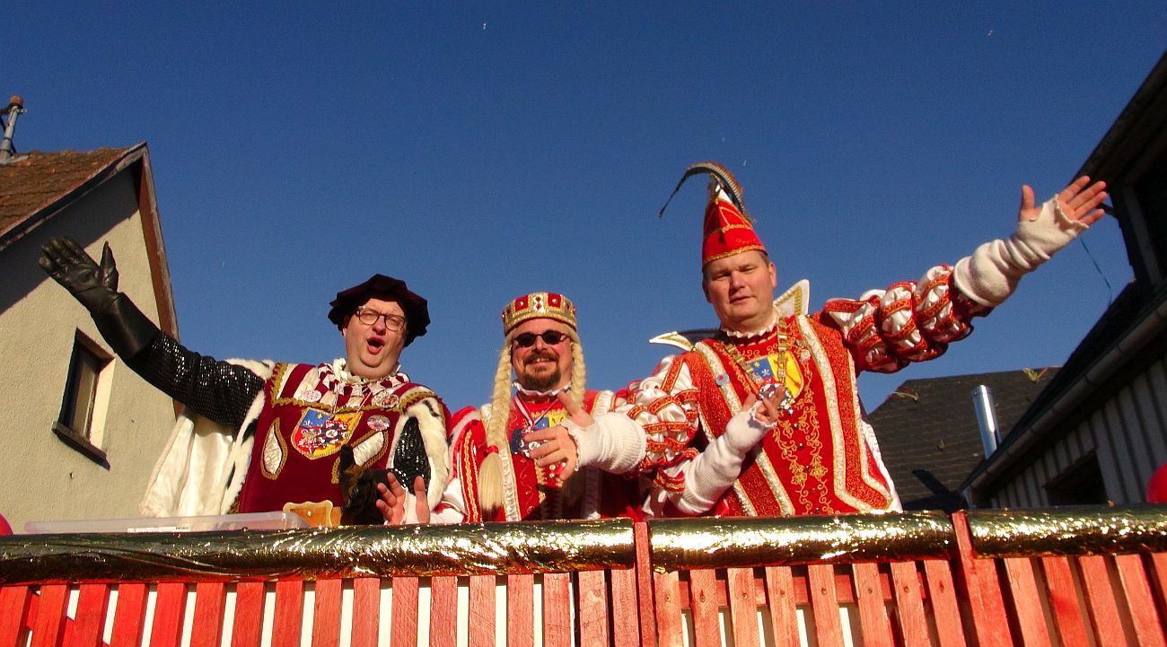 Rosenmontagszug in Wehr bei Kaiserwetter Karneval im Brohltal 2023