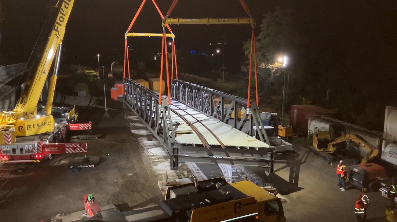 Eisenbahnbrücke der Brohltalbahn aufwendig wieder auf ihre Pfeiler gesetzt Brücke älter als die Titanic