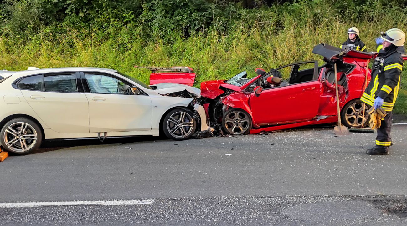Frontalcrash bei Quiddelbach: Ein Toter und vier Verletzte 5 Rettungswagen und 3 Hubschrauber im Einsatz