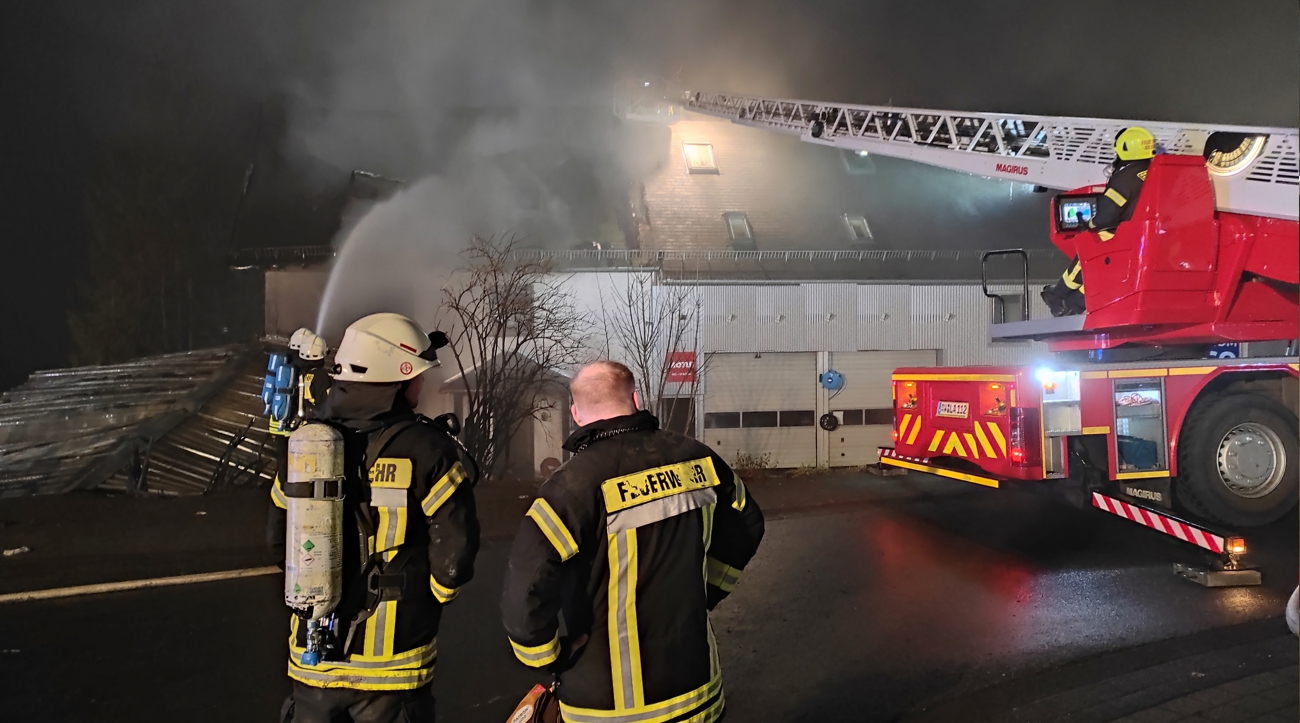 Brennende Autos verursachen Wohnhausbrand in Nürburg